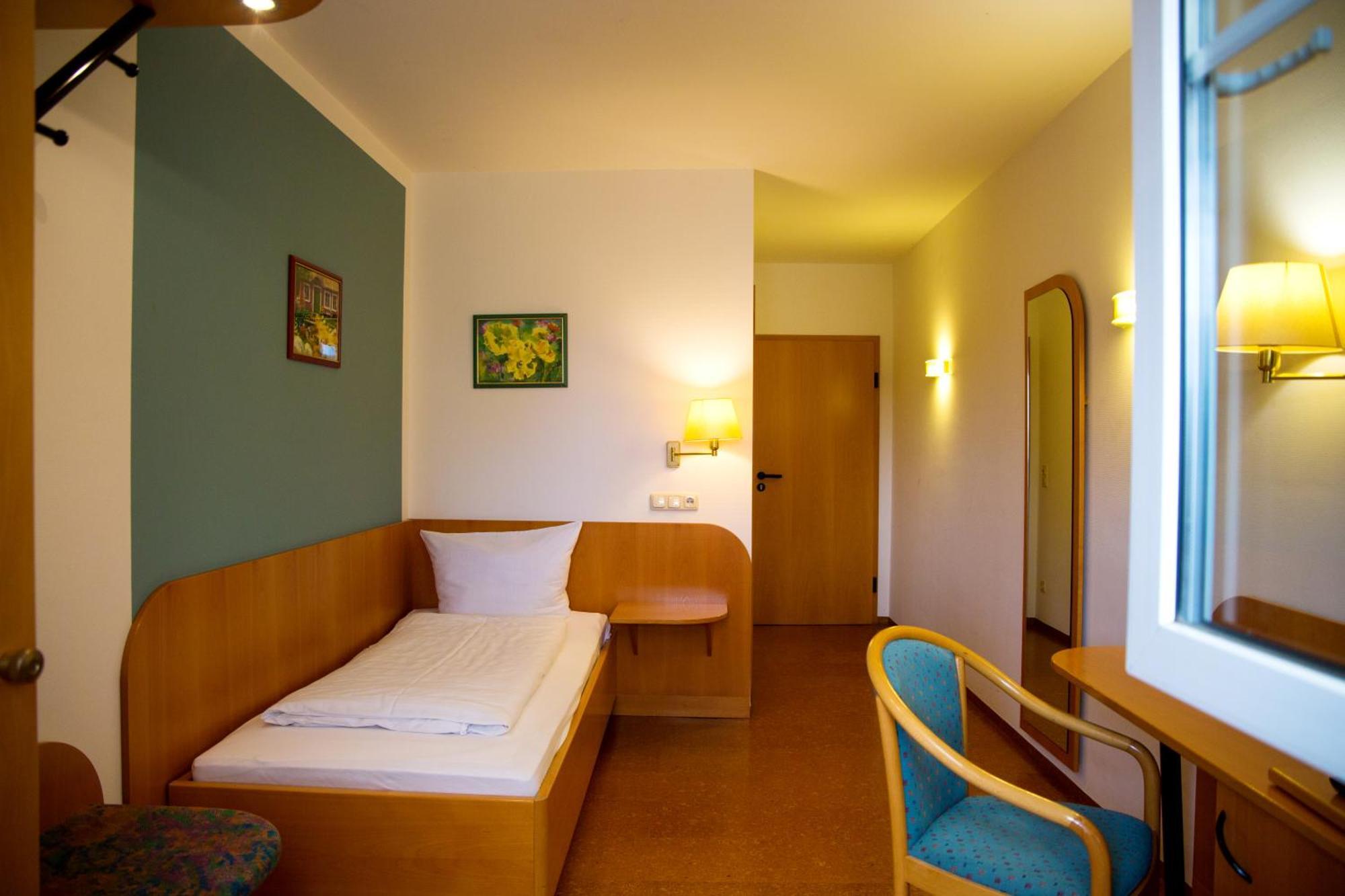Hotel Zur Linde Gaedheim Exterior photo